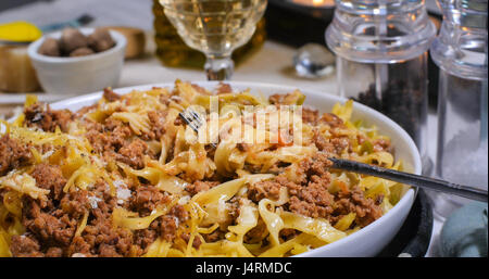 Nahaufnahme der köstlich dampfenden Fettuccine in Bolognese-sauce Stockfoto