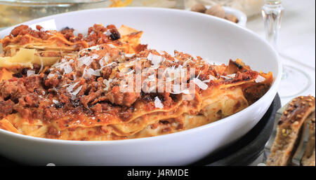 Nahaufnahme der lecker dampfende Lasagne Bolognese Sauce Stockfoto