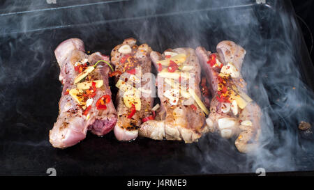 Coocking lecker geschmorte klebrige König Schweinerippchen Stockfoto