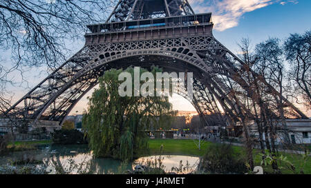 Nahaufnahme des Eiffelturms in Paris bei Sonnenuntergang Stockfoto