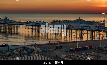 Blick auf einen Sonnenuntergang auf dem Pier in Brighton Stockfoto