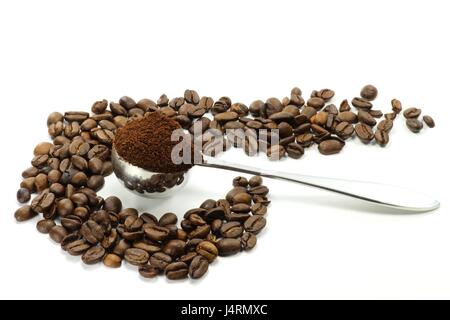 Kaffee-Schaufel mit ganzen Kaffeebohnen isoliert auf weißem Hintergrund Stockfoto
