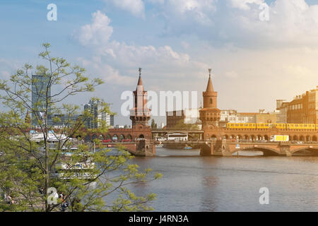 Berliner Skyline, Oberbaumbrücke und Fluss Spree-panorama Stockfoto
