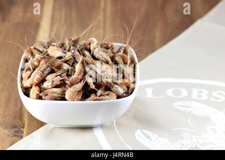 ungeschälte braune Garnelen in einer Keramikschale Stockfoto
