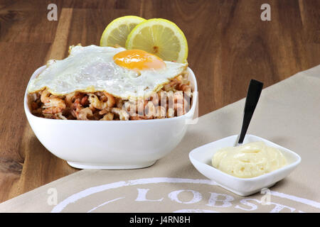 geschälte braune Garnelen in einer Keramikschale Stockfoto