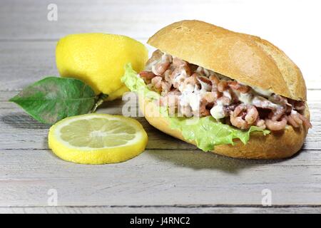 Nordsee Garnelen Brötchen auf hölzernen Hintergrund Stockfoto