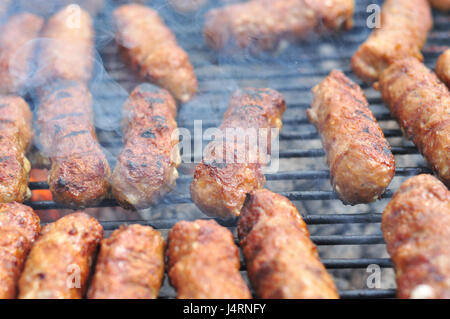 Traditionelle rumänische Speisen, gegrilltes Fleisch Rollen bekannt als mititei Stockfoto