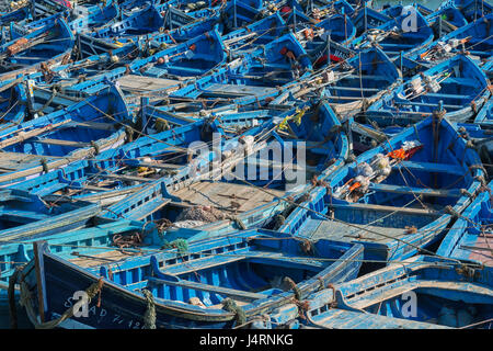 Blaue Fischerboote im Hafen von Essaouira in Marokko. Stockfoto