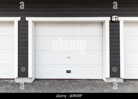 Weißen Garagenwand mit weißen geschlossenen Toren, Foto Hintergrundtextur Stockfoto