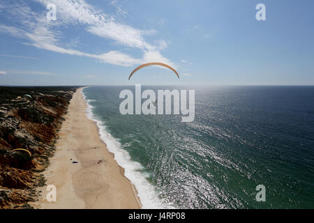 Ein Gleitschirm pilot Segelfliegen über Aberta Nova Strand, Portugal Stockfoto