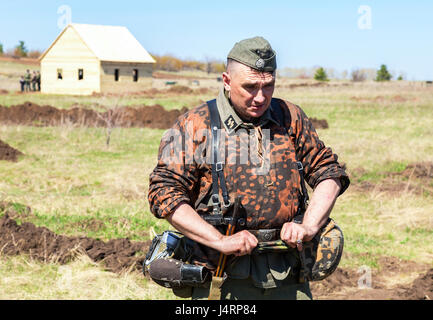 Samara, Russland - 30. April 2017: Nicht identifizierte Mitglied historisches Reenactment Bundeswehr Uniform während historisches Reenactment des Schlachtfeldes in Stockfoto