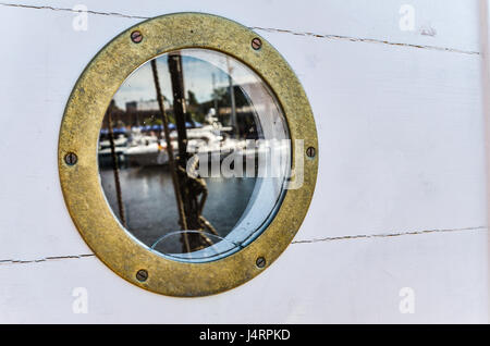 Holz Hintergrund und nautischen Bullauge, close-up Stockfoto