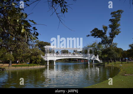 Fußgängerbrücke über See, Buenos Aires Stockfoto