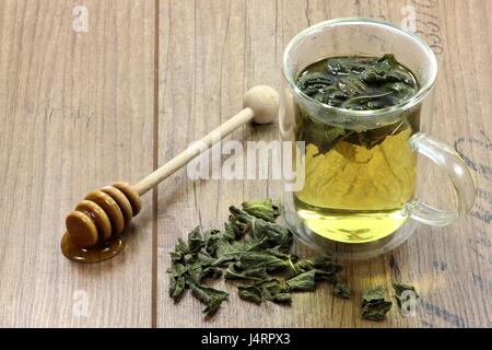 Salbei Tee in einem doppelwandigen Glas Becher auf hölzernen Hintergrund Stockfoto