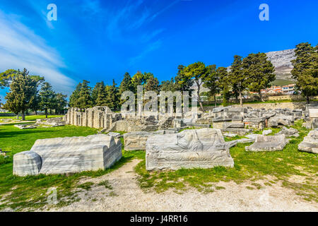 Bunten malerischen Blick auf alte Ruinen in Salona, kleiner touristischer Ort im Vorort der Stadt Split, Kroatien. Stockfoto