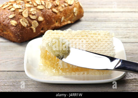 Frühstück mit Wabenhonig Stockfoto