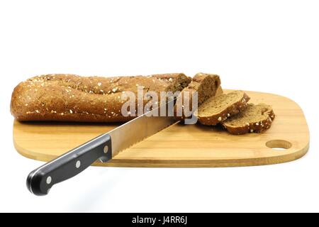 Vollkorn-Baguette auf Holzbrett isoliert auf weißem Hintergrund Stockfoto