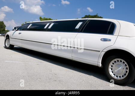 Weiße Stretch-Limousine wartet auf Gäste Stockfoto