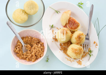 Knödel mit Pflaumen- und gebutterte Semmelbrösel Stockfoto