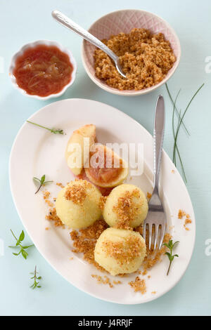 Knödel mit Pflaumen- und gebutterte Semmelbrösel Stockfoto