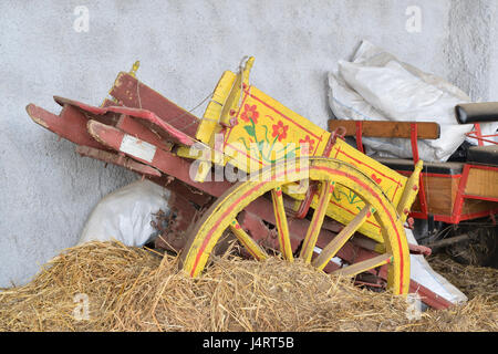 Alten sizilianischen Wagen aufgegeben auf Stroh Stockfoto