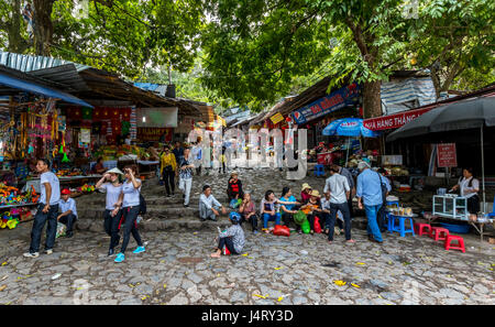 Ständen vor Ort der Thien Tru Pagode wie Menschen ihren Weg bis zur Seilbahn machen oder Stufen hinauf zum wichtigsten buddhistischen Tempel auf Parfüm Pogoda Tour Fuß. Stockfoto