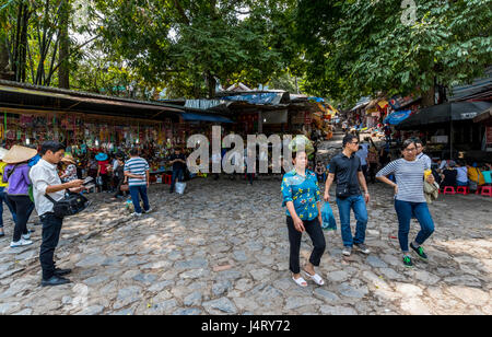 Ständen vor Ort der Thien Tru Pagode wie Menschen ihren Weg bis zur Seilbahn machen oder Stufen hinauf zum wichtigsten buddhistischen Tempel auf Parfüm Pogoda Tour Fuß. Stockfoto