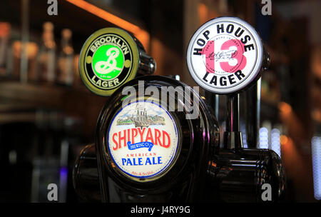 Bar Bier Zeichen verschiedene Biere Wetherspoons bar, Stansted Flughafen, Essex, England, UK Stockfoto