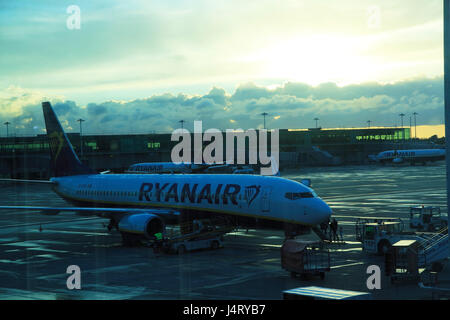 Ryanair-Flugzeug bei Stansted Flughafen, Essex, England, UK gesehen durch Glasfenster Stockfoto