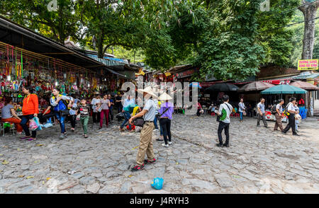 Ständen vor Ort der Thien Tru Pagode wie Menschen ihren Weg bis zur Seilbahn machen oder Stufen hinauf zum wichtigsten buddhistischen Tempel auf Parfüm Pogoda Tour Fuß. Stockfoto