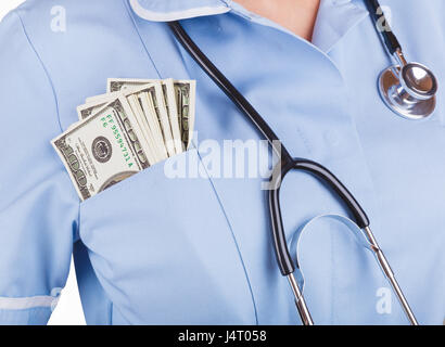 Ärztin mit Geld in der Tasche eine blaue robe Stockfoto