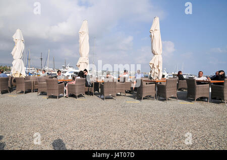 Zypern, Paphos, Bucht von Paphos Hafen. Speisen im freien Stockfoto