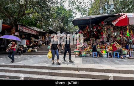 Ständen vor Ort der Thien Tru Pagode wie Menschen ihren Weg bis zur Seilbahn machen oder Stufen hinauf zum wichtigsten buddhistischen Tempel auf Parfüm Pogoda Tour Fuß. Stockfoto