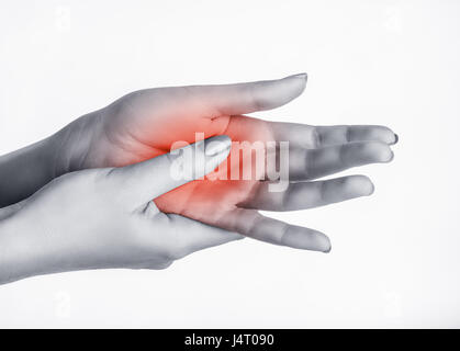 Eine Frau massiert ihre schmerzhafte Hand isoliert auf weißem Hintergrund Stockfoto
