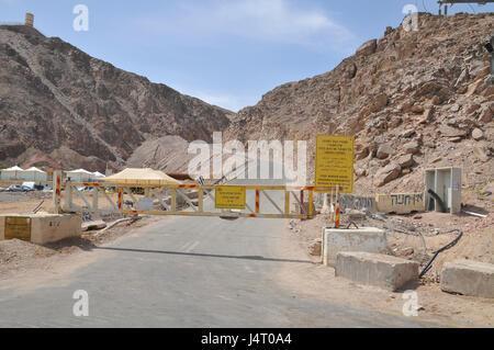 Ahead-Warnschild Grenze zwar die Straße durch eine Schranke gesperrt. Fotografiert in der Nähe von Eilat, Israel Stockfoto