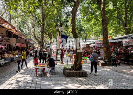 Ständen vor Ort der Thien Tru Pagode wie Menschen ihren Weg bis zur Seilbahn machen oder Stufen hinauf zum wichtigsten buddhistischen Tempel auf Parfüm Pogoda Tour Fuß. Stockfoto