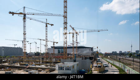 Berlin, Deutschland - 11. Mai 2017: Kräne und Bauarbeiter am Bau der "East Side Mall", eine Shopping-Mall in der Nähe der East Side Gal Stockfoto