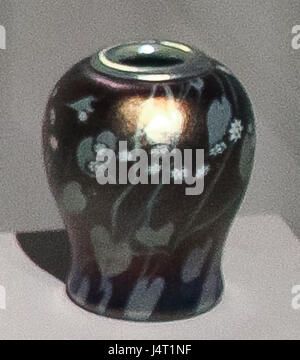 Dieses dekorative Fläschchen von Tiffany ist mit filigranen Millefiori-Blüten versehen, die die Handwerkskunst der Glaskunst von Tiffany veranschaulichen. Das Stück ist ein gutes Beispiel für dekorative Glaskunst, bekannt für seine lebendigen Muster. Stockfoto