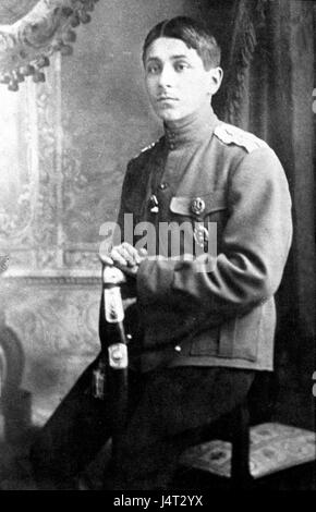 Michail Zoschtschenko war ein prominenter sowjetischer Schriftsteller, bekannt für seine humorvollen und satirischen Werke. Seine Schriften kritisierten oft die sowjetische Gesellschaft und ihre Mängel in einer unbeschwerten Art und Weise. Stockfoto