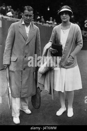 Ein Bild von Vincent Richards und Helen Wills, zwei prominenten Tennisspielern der 1920er Jahre, die ihre Beiträge zum Sport während dieser Zeit zeigen. Beide waren maßgeblich an der Entwicklung der Tennisgeschichte beteiligt. Stockfoto