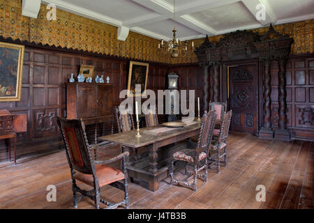 Gwydyr schloss, llanwrst, North Wales, UK mit Inhaber Peter welford & Judy Corbett und zeigt die getäfelten Speisesaal von William Randolph Hearst gekauft Stockfoto