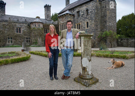 Gwydyr schloss, llanwrst, North Wales, UK mit Inhaber Peter welford & Judy Corbett und zeigt die getäfelten Speisesaal von William Randolph Hearst gekauft Stockfoto