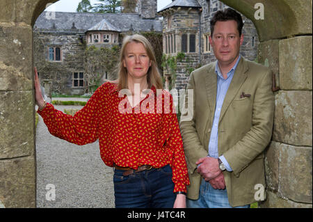 Gwydyr schloss, llanwrst, North Wales, UK mit Inhaber Peter welford & Judy Corbett und zeigt die getäfelten Speisesaal von William Randolph Hearst gekauft Stockfoto