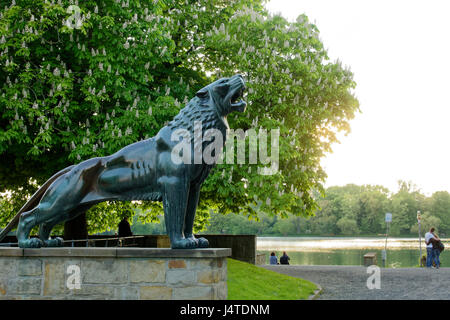 Löwenbastion am Maschsee, Hannover. Skulpturen am Maschsee Hannover. Stockfoto