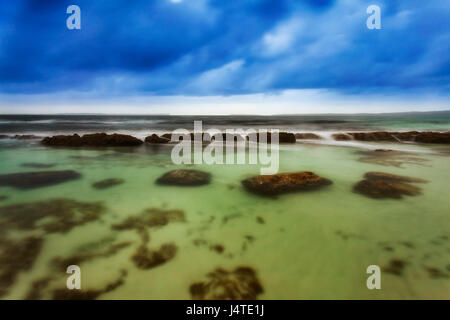 Flache Natursteinpool mit sauberen Salz Wasser des Pazifischen Ozeans in Jervis Bay of New South Wales, Australien. Berühmten weißen Sandstrand des beliebten Tourismusdestination sh Stockfoto