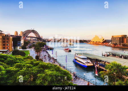 Circular Quay lokalen und ausländischen Hafen für Fähren und Ozean Kreuzfahrtschiffe in Richtung Hafen von Sydney und die Harbour Bridge leichten warmen Sonnenuntergang. Stockfoto