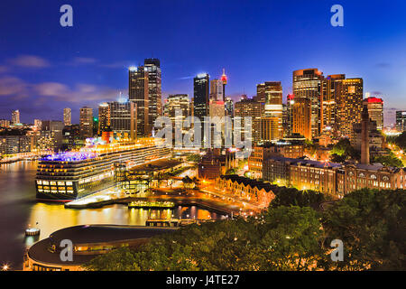 Sydney Harbour um kreisförmige Quan und die Felsen, die hell erleuchtet bei Sonnenuntergang. Beliebte Tourismusdestination aus Übersee Passagierterminal und syd Stockfoto