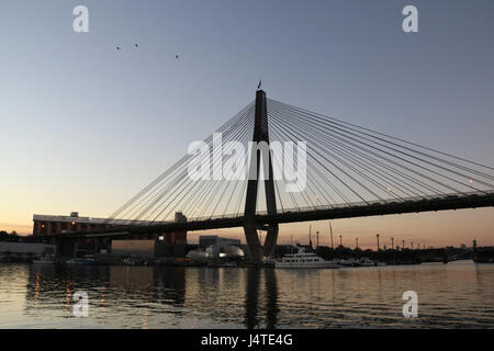 ANZAC Bridge bei Sonnenuntergang, Sydney, Australien. Stockfoto