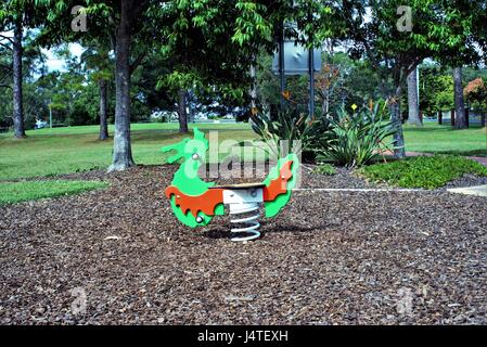 Kinder Fahrt in Form der Dinosaurier. Kinder fahren in Form eines Drachen. Dinosaurier Fahrt im Park. Dragon Ride in Park in Australien. Stockfoto