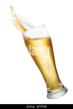 Glas Spritzen Bier isoliert auf weißem Hintergrund. Glas mit Bier auf. Goldene Bier Splash. Fallenden Glas Bier Stockfoto